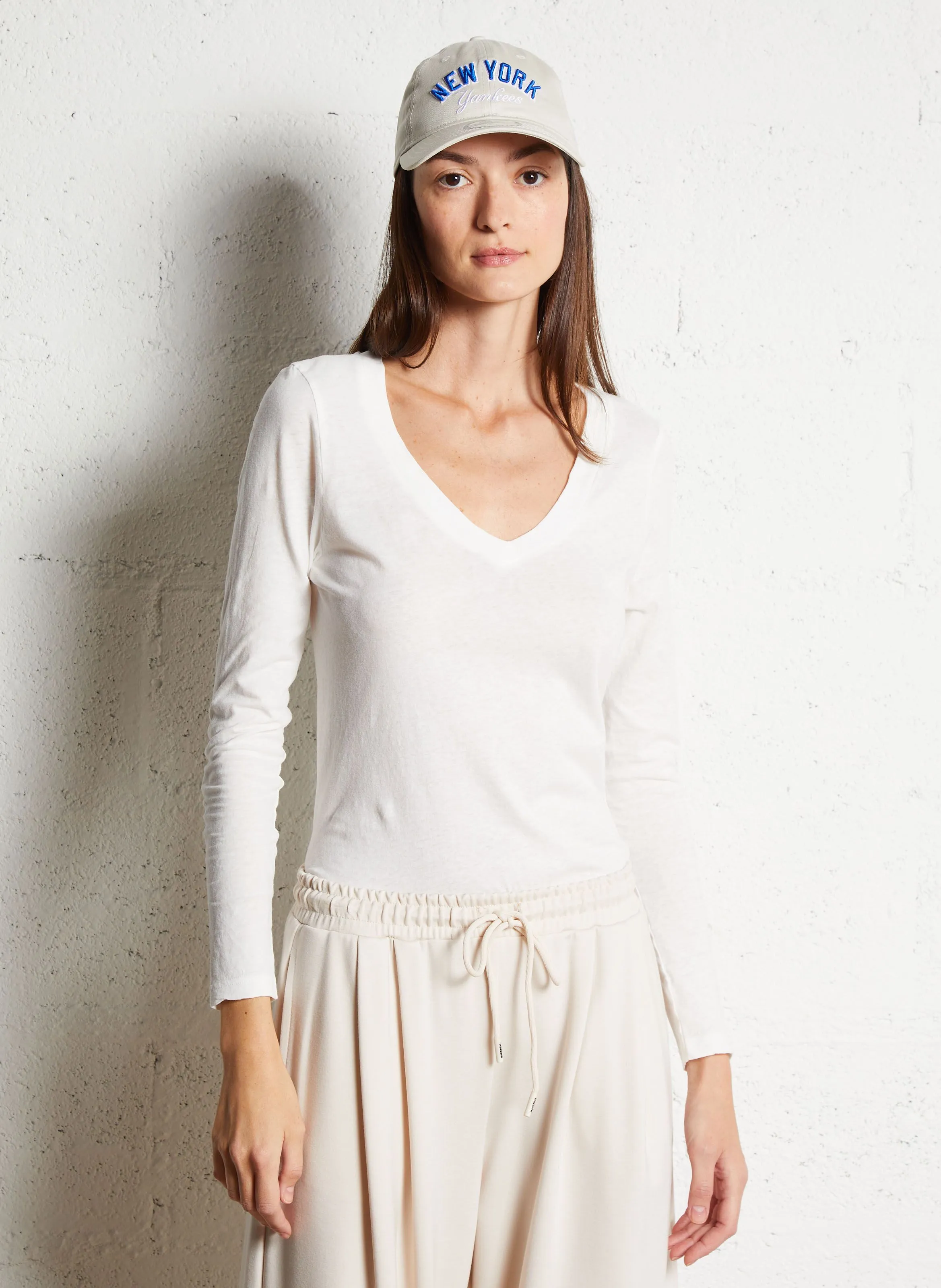 AMERICAN VINTAGE GAMIPY - Camiseta recta de algodón con cuello de pico en blanco