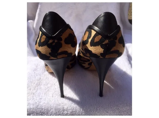 Giuseppe Zanotti Zapatos con peeptoe de leopardo Estampado de leopardo 
