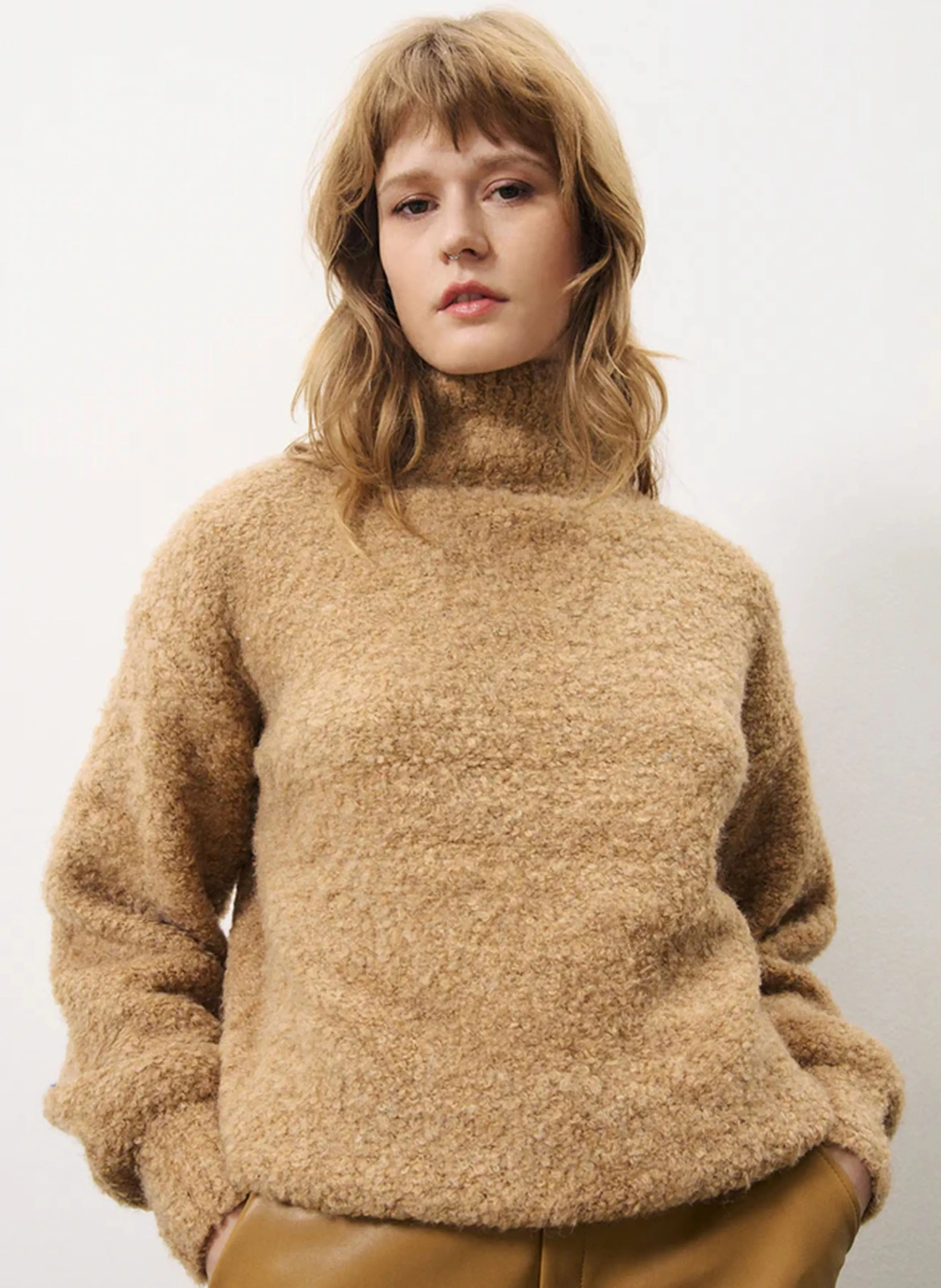 NADINE - Jersey de punto con cuello alto en marron