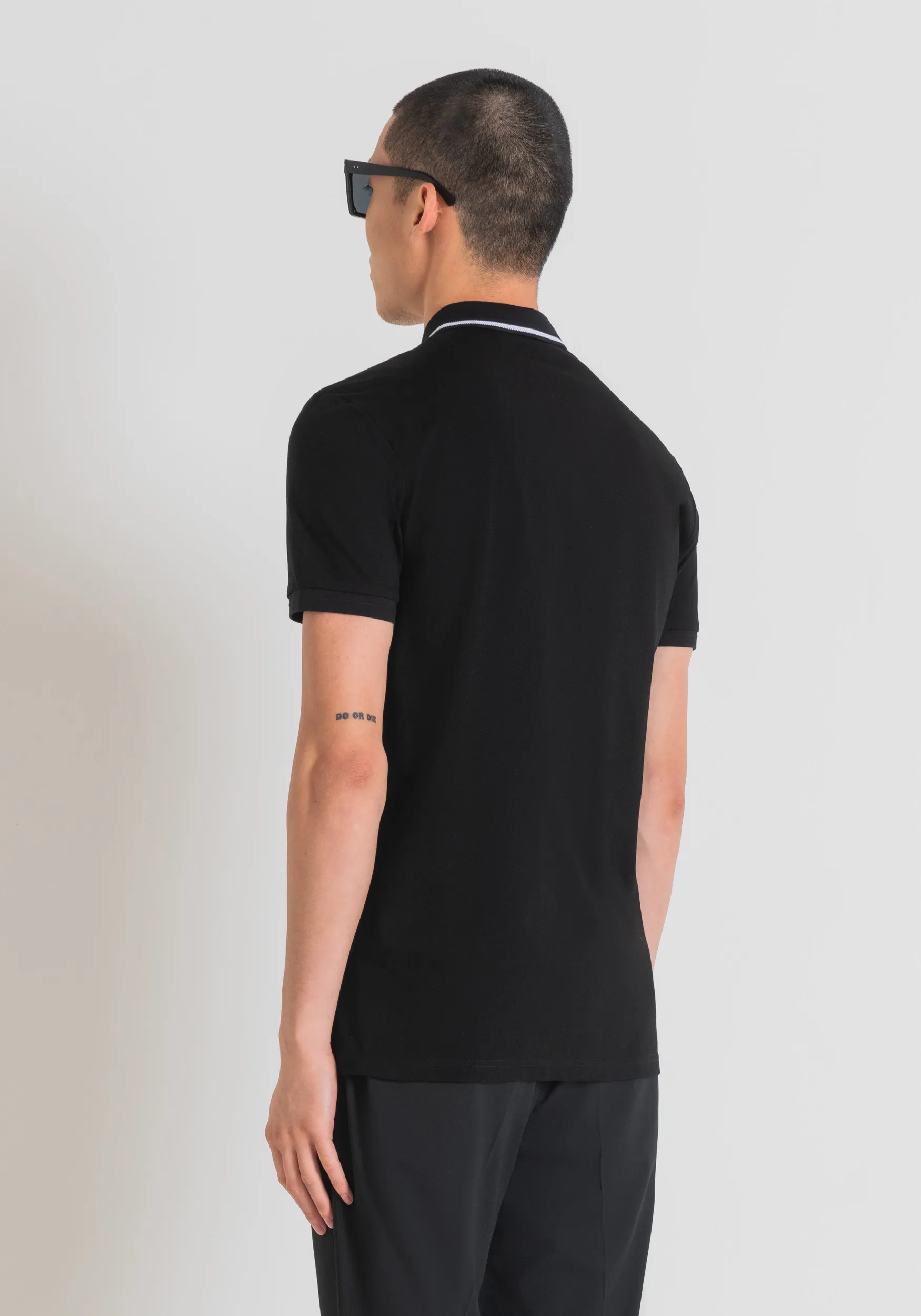 POLO SLIM FIT DE PIQUÉ DE ALGODÓN MERCERIZADO CON ESTAMPADO DE TIGRE ENGOMADO