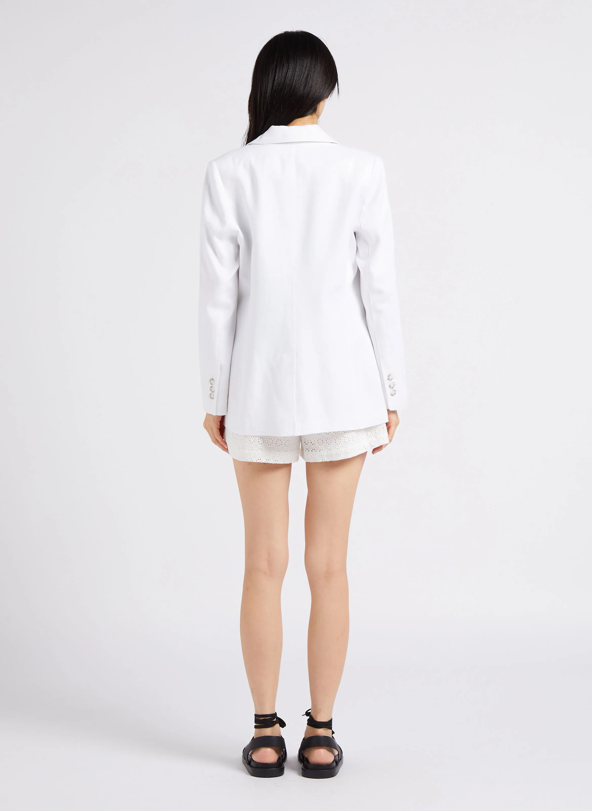 THE KORNER Short recto de algodón con bordado floral en blanco